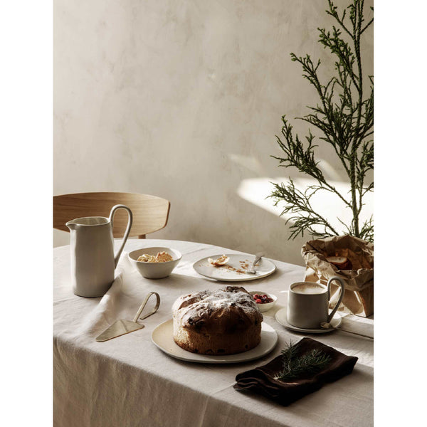 Flow Plate Large Off-White Speckle 手工陶瓷餐碟 大號 Ferm Living